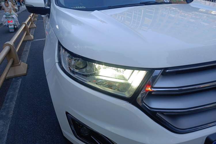 Used Ford Edge 2016 EcoBoost 245 Two-Wheel-Drive Titanium 5-Seater Right Front Headlight