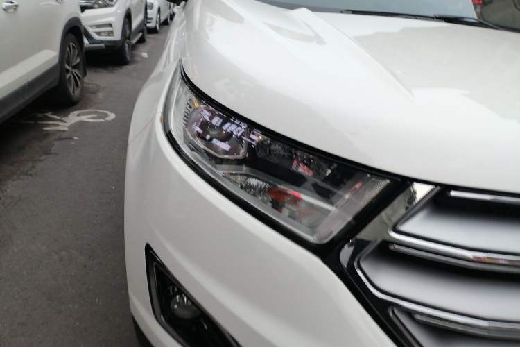 Used Ford Edge 2016 EcoBoost 245 Two-Wheel-Drive Titanium 5-Seater Right Front Headlight