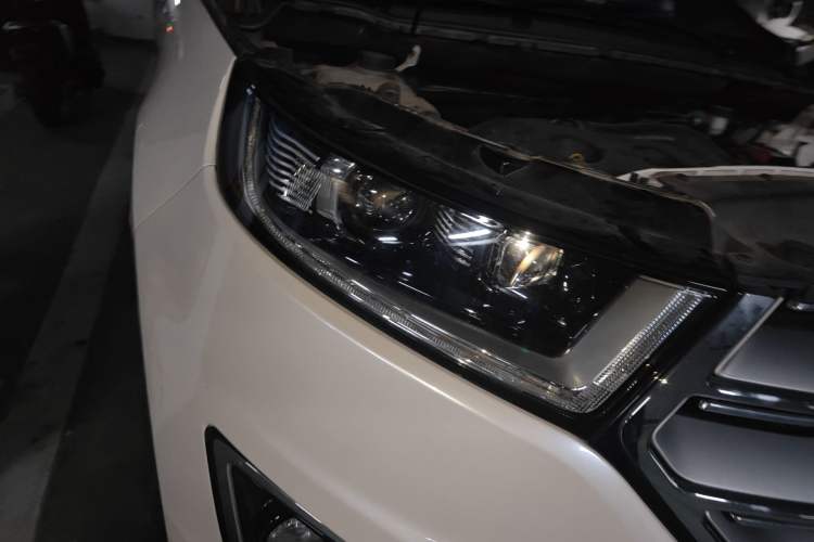 Used Ford Edge 2016 EcoBoost 245 Four-Wheel Drive Titanium Edition 7-Seater Right Front Headlight
