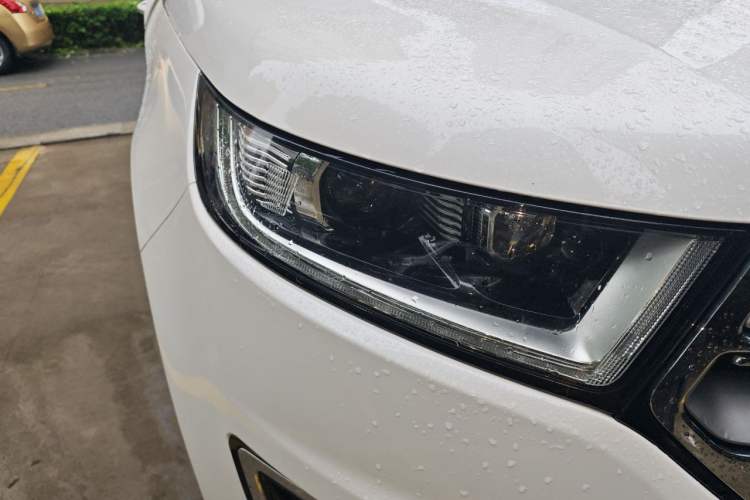Used Ford Edge 2016 EcoBoost 245 Four-Wheel Drive Titanium Edition 7-Seater Right Front Headlight