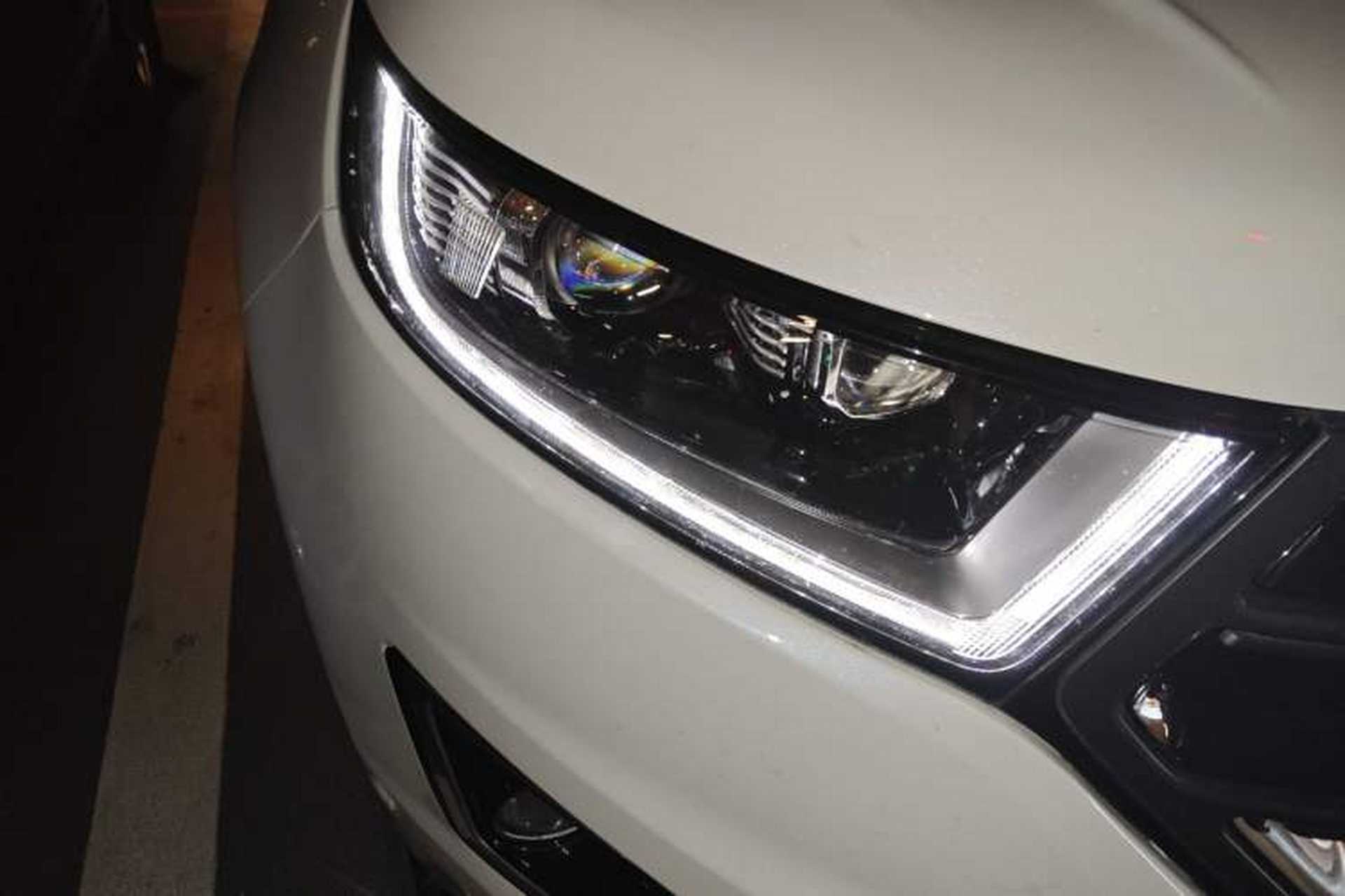 Used Ford Edge 2016 EcoBoost 330 V6 Four-Wheel Drive Sporty 7-Seater Right Front Headlight