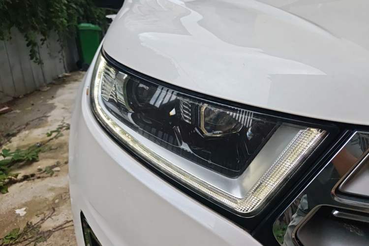 Used Ford Edge 2016 EcoBoost 245 Four-Wheel Drive Titanium 7-Seater Right Front Headlight