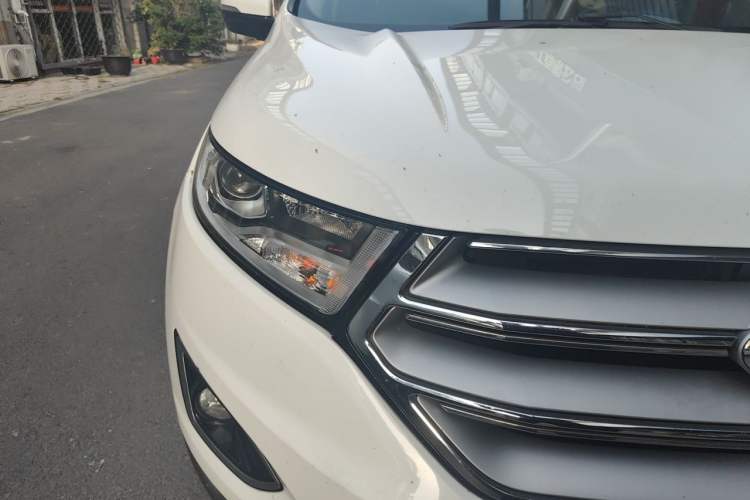 Used Ford Edge 2016 EcoBoost 245 Two-Wheel-Drive Titanium 5-Seater Right Front Headlight