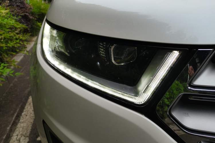 Used Ford Edge 2016 EcoBoost 245 Two-Wheel-Drive Titanium 7-Seater Right Front Headlight