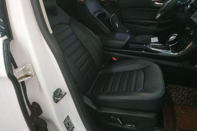 Used Ford Edge 2016 EcoBoost 245 Two-Wheel-Drive Titanium 7-Seater Right Front Seat