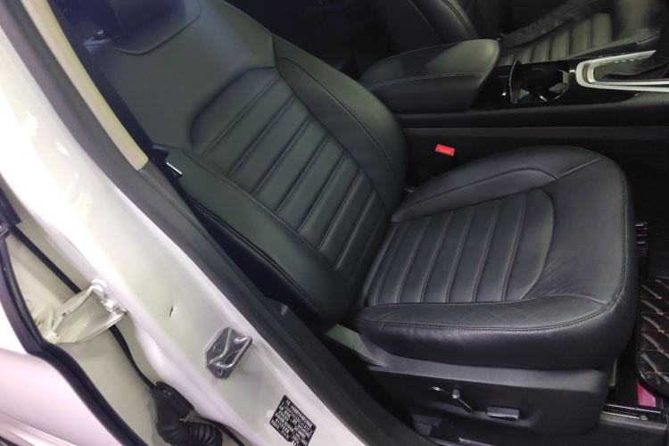 Used Ford Edge 2016 EcoBoost 245 Two-Wheel-Drive Titanium 7-Seater Right Front Seat