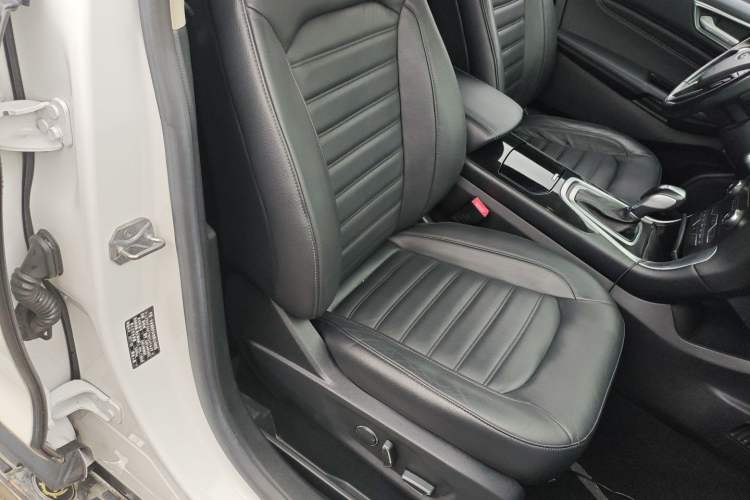 Used Ford Edge 2016 EcoBoost 245 Two-Wheel-Drive Titanium 7-Seater Right Front Seat