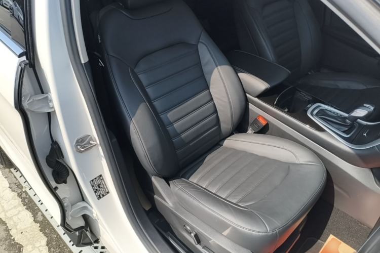 Used Ford Edge 2016 EcoBoost 245 Two-Wheel-Drive Titanium 7-Seater Right Front Seat