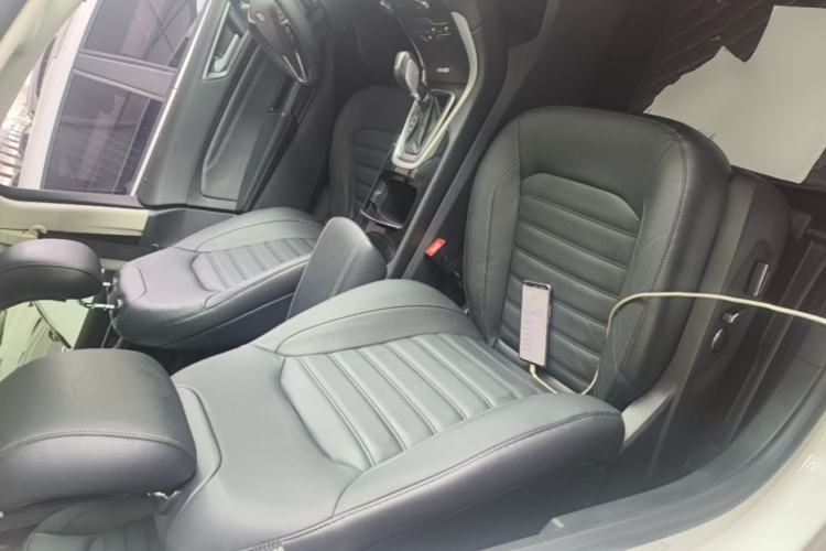 Used Ford Edge 2016 EcoBoost 245 Two-Wheel-Drive Titanium 7-Seater Right Front Seat