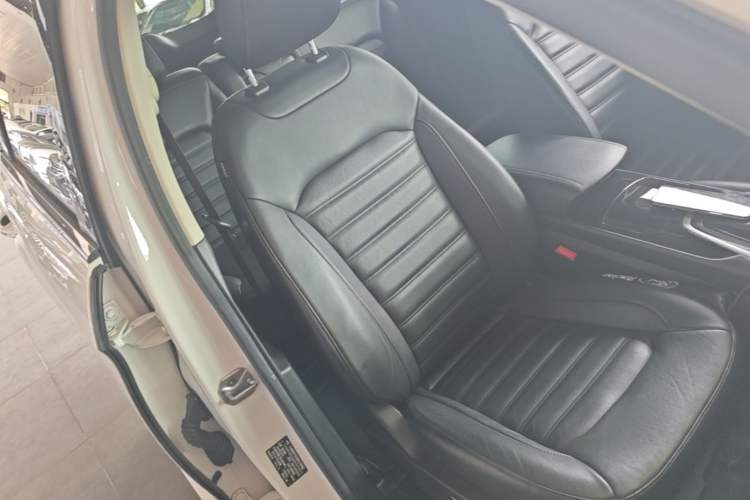 Used Ford Edge 2016 EcoBoost 245 Two-Wheel-Drive Titanium 7-Seater Right Front Seat
