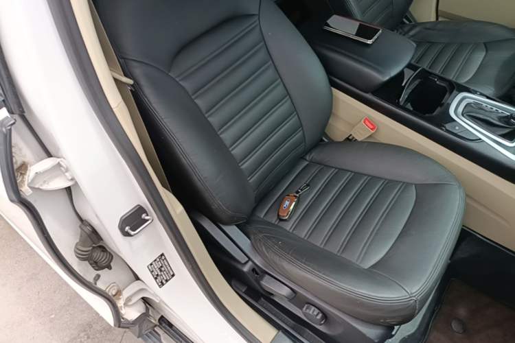 Used Ford Edge 2016 EcoBoost 245 Two-Wheel-Drive Titanium 5-Seater Right Front Seat