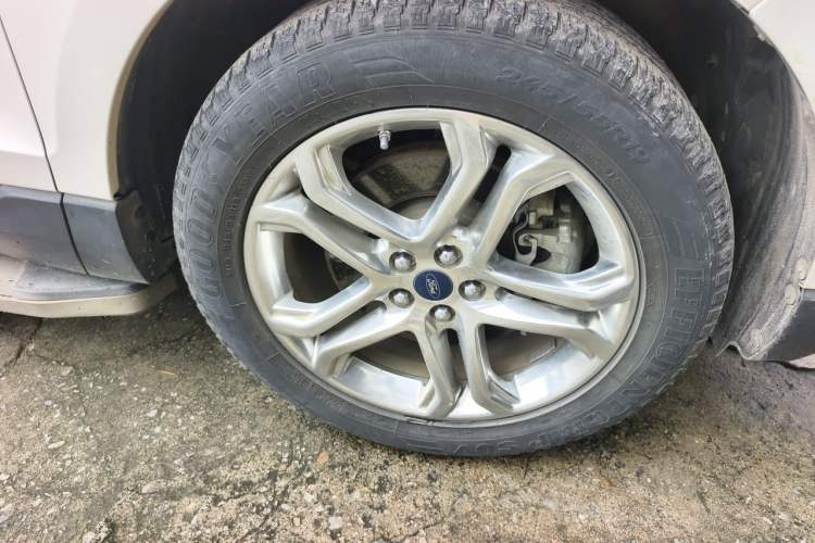 Used Ford Edge 2016 EcoBoost 245 Four-Wheel Drive Titanium Edition 7-Seater Right Front Wheel Hub