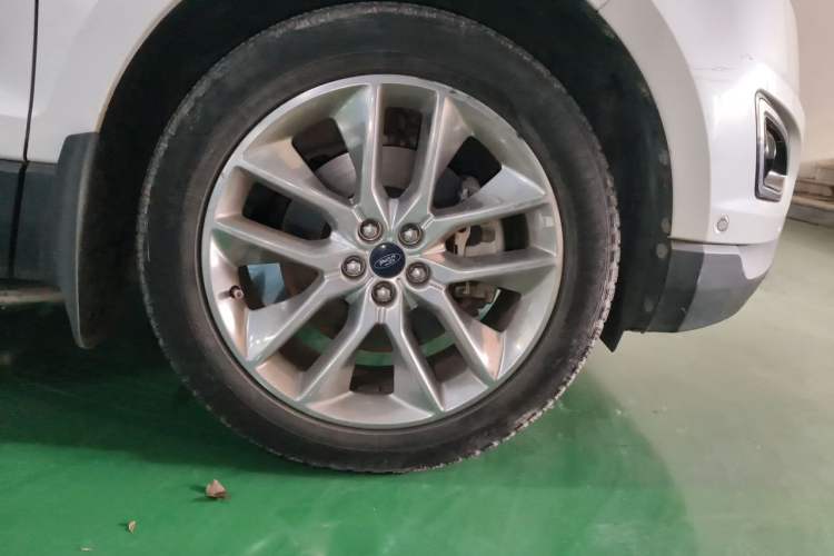 Used Ford Edge 2016 EcoBoost 245 Four-Wheel Drive Titanium 7-Seater Right Front Wheel Hub