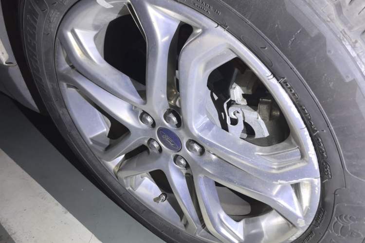 Used Ford Edge 2016 EcoBoost 245 Two-Wheel-Drive Titanium 7-Seater Right Front Wheel Hub