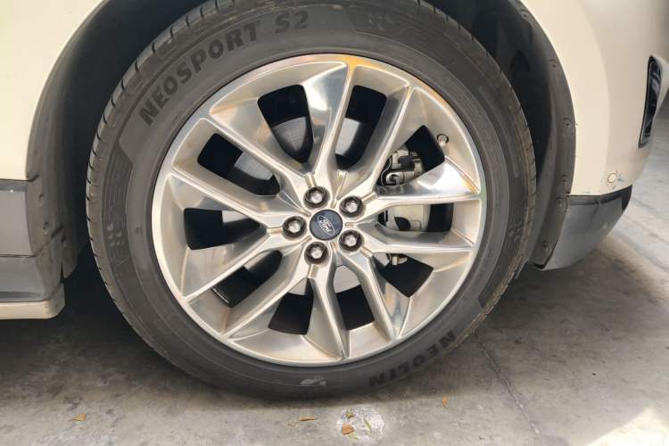 Used Ford Edge 2016 EcoBoost 245 Four-Wheel Drive Titanium 7-Seater Right Front Wheel Hub