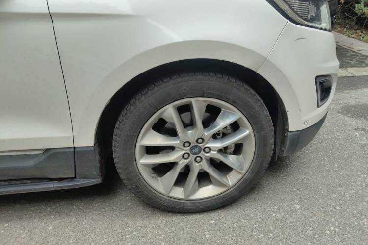 Used Ford Edge 2016 EcoBoost 245 Four-Wheel Drive Titanium 7-Seater Right Front Wheel Hub