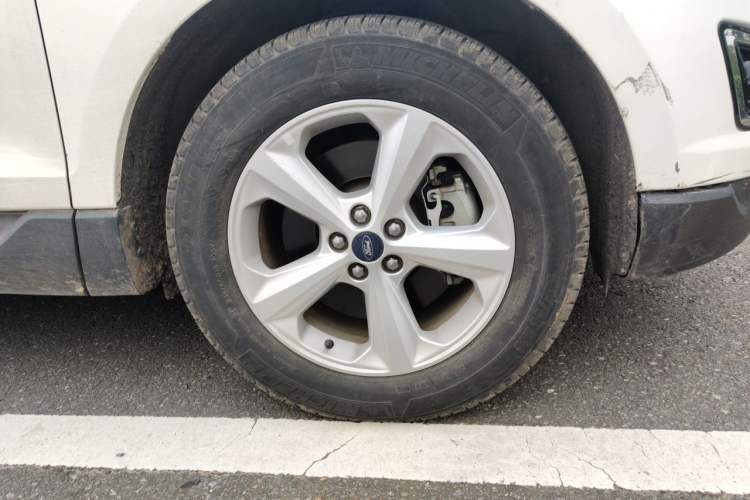 Used Ford Edge 2016 EcoBoost 245 Two-Wheel-Drive Titanium 5-Seater Right Front Wheel Hub