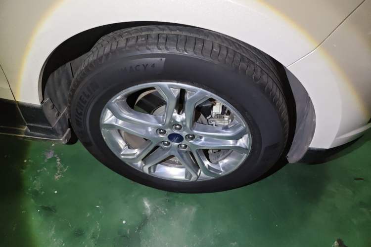 Used Ford Edge 2016 EcoBoost 245 Two-Wheel-Drive Titanium 7-Seater Right Front Wheel Hub
