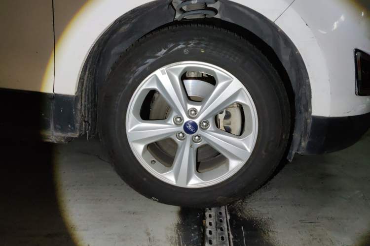 Used Ford Edge 2016 EcoBoost 245 Two-Wheel-Drive Titanium 5-Seater Right Front Wheel Hub