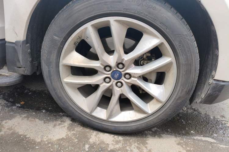 Used Ford Edge 2016 EcoBoost 245 Four-Wheel Drive Titanium 7-Seater Right Front Wheel Hub