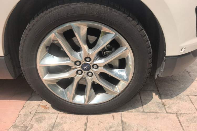 Used Ford Edge 2016 EcoBoost 245 Four-Wheel Drive Titanium 7-Seater Right Front Wheel Hub