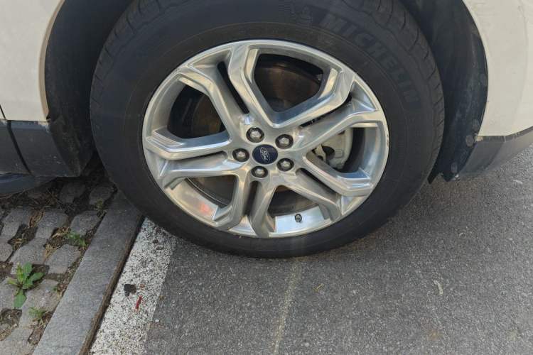 Used Ford Edge 2016 EcoBoost 245 Four-Wheel Drive Titanium Edition 7-Seater Right Front Wheel Hub