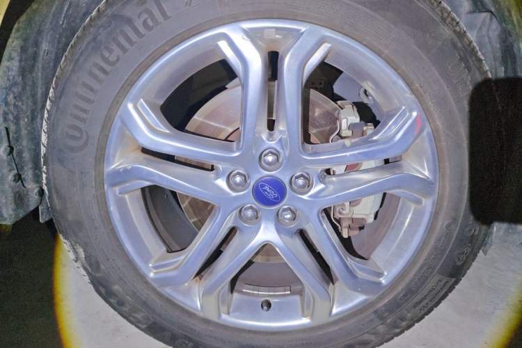 Used Ford Edge 2016 EcoBoost 245 Two-Wheel-Drive Titanium 7-Seater Right Front Wheel Hub