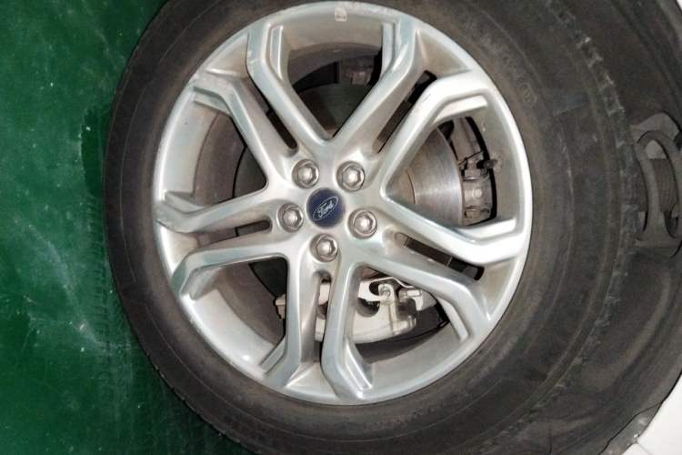 Used Ford Edge 2016 EcoBoost 245 Two-Wheel-Drive Titanium 7-Seater Right Front Wheel Hub