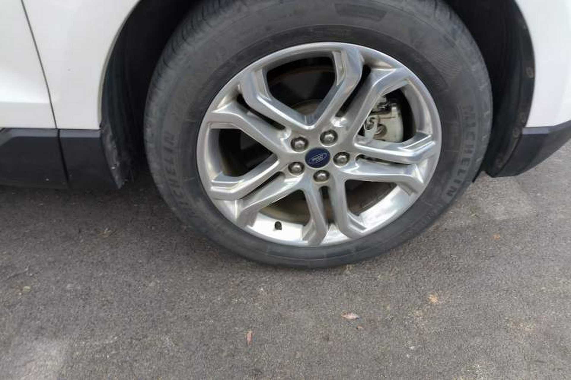 Used Ford Edge 2016 EcoBoost 245 Two-Wheel-Drive Titanium 7-Seater Right Front Wheel Hub