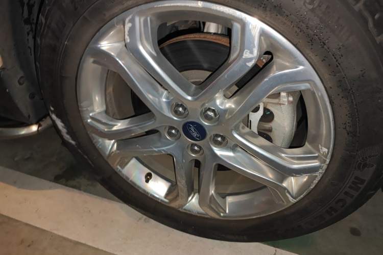 Used Ford Edge 2016 EcoBoost 245 Two-Wheel-Drive Titanium 7-Seater Right Front Wheel Hub