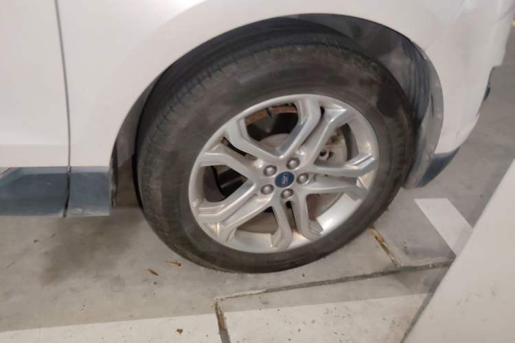 Used Ford Edge 2016 EcoBoost 245 Two-Wheel-Drive Titanium 7-Seater Right Front Wheel Hub