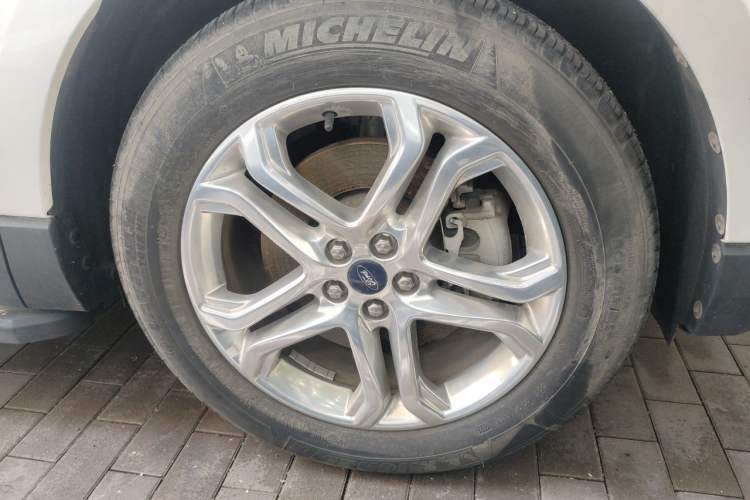 Used Ford Edge 2016 EcoBoost 245 Two-Wheel-Drive Titanium 7-Seater Right Front Wheel Hub