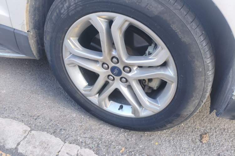 Used Ford Edge 2016 EcoBoost 245 Two-Wheel-Drive Titanium 7-Seater Right Front Wheel Hub
