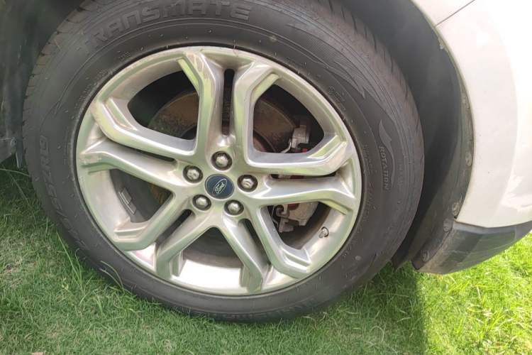 Used Ford Edge 2016 EcoBoost 245 Two-Wheel-Drive Titanium 7-Seater Right Front Wheel Hub