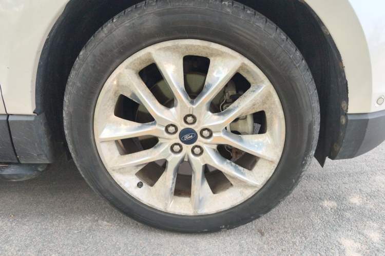 Used Ford Edge 2016 EcoBoost 245 Four-Wheel Drive Titanium 7-Seater Right Front Wheel Hub