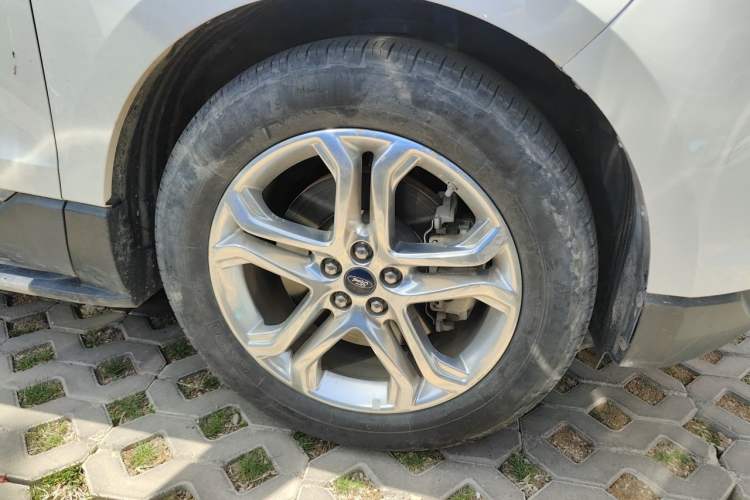 Used Ford Edge 2016 EcoBoost 245 Two-Wheel-Drive Titanium 7-Seater Right Front Wheel Hub