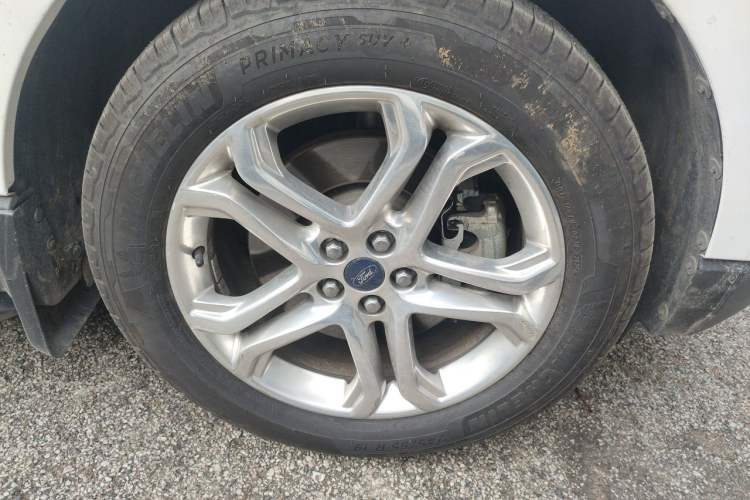 Used Ford Edge 2016 EcoBoost 245 Two-Wheel-Drive Titanium 7-Seater Right Front Wheel Hub