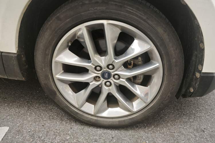 Used Ford Edge 2016 EcoBoost 245 Four-Wheel Drive Titanium 7-Seater Right Front Wheel Hub