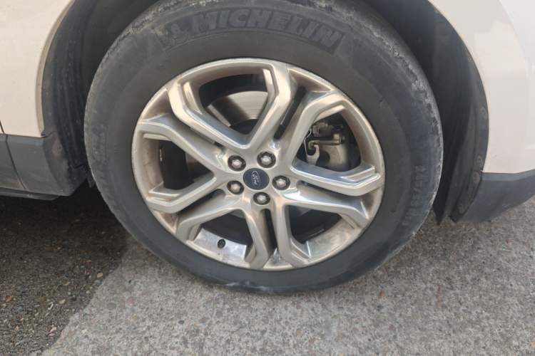 Used Ford Edge 2016 EcoBoost 245 Two-Wheel-Drive Titanium 7-Seater Right Front Wheel Hub