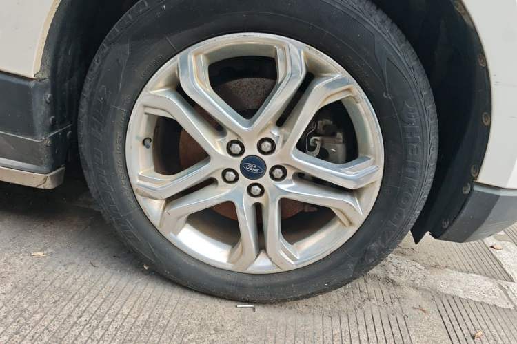 Used Ford Edge 2016 EcoBoost 245 Two-Wheel-Drive Titanium 7-Seater Right Front Wheel Hub