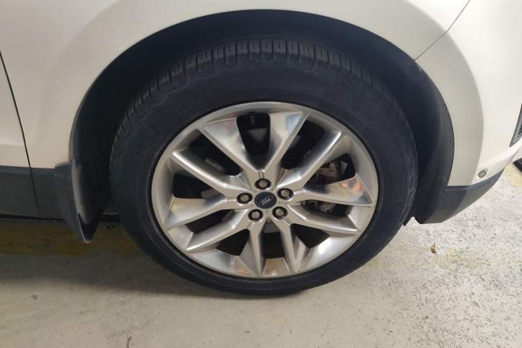 Used Ford Edge 2016 EcoBoost 245 Four-Wheel Drive Titanium 7-Seater Right Front Wheel Hub