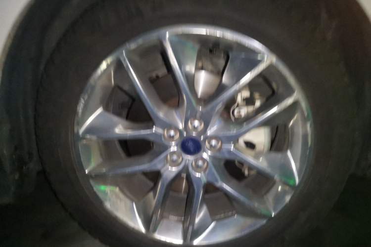 Used Ford Edge 2016 EcoBoost 245 Four-Wheel Drive Titanium 7-Seater Right Front Wheel Hub