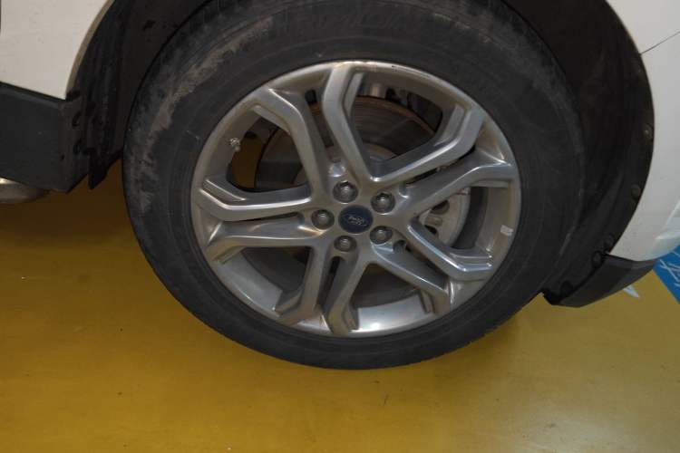 Used Ford Edge 2016 EcoBoost 245 Two-Wheel-Drive Titanium 7-Seater Right Front Wheel Hub