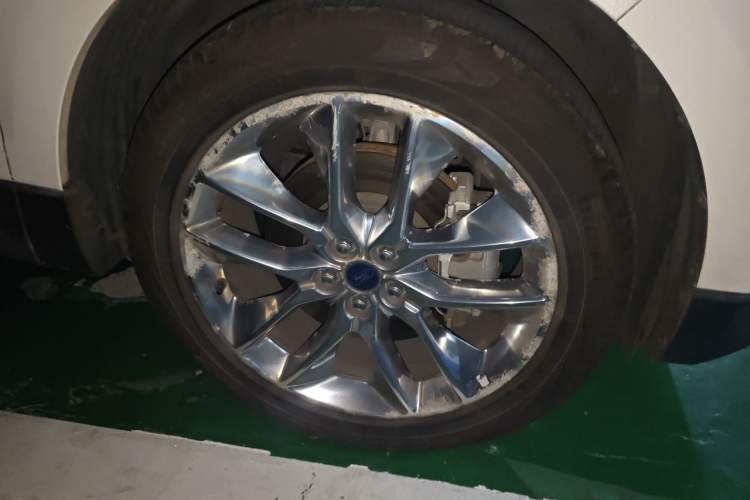 Used Ford Edge 2016 EcoBoost 245 Four-Wheel Drive Titanium 7-Seater Right Front Wheel Hub