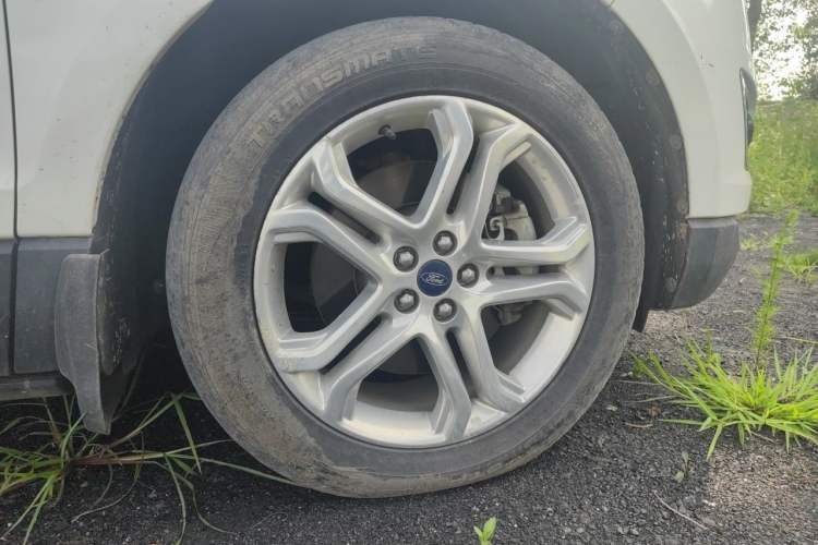 Used Ford Edge 2016 EcoBoost 245 Two-Wheel-Drive Titanium 7-Seater Right Front Wheel Hub