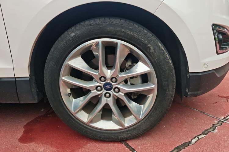 Used Ford Edge 2016 EcoBoost 245 Four-Wheel Drive Titanium 7-Seater Right Front Wheel Hub
