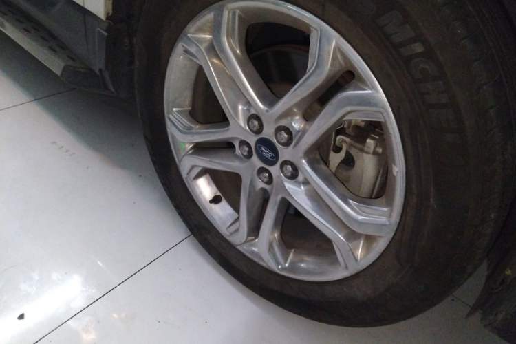 Used Ford Edge 2016 EcoBoost 245 Two-Wheel-Drive Titanium 7-Seater Right Front Wheel Hub
