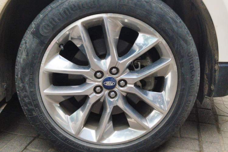Used Ford Edge 2016 EcoBoost 245 Four-Wheel Drive Titanium 7-Seater Right Front Wheel Hub