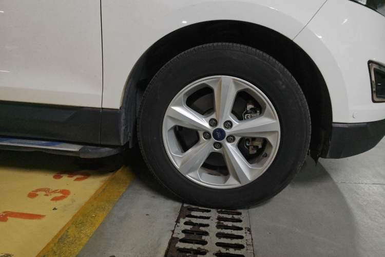 Used Ford Edge 2016 EcoBoost 245 Two-Wheel-Drive Titanium 5-Seater Right Front Wheel Hub