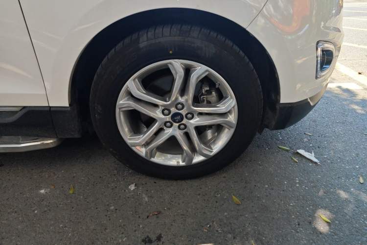 Used Ford Edge 2016 EcoBoost 245 Two-Wheel-Drive Titanium 7-Seater Right Front Wheel Hub